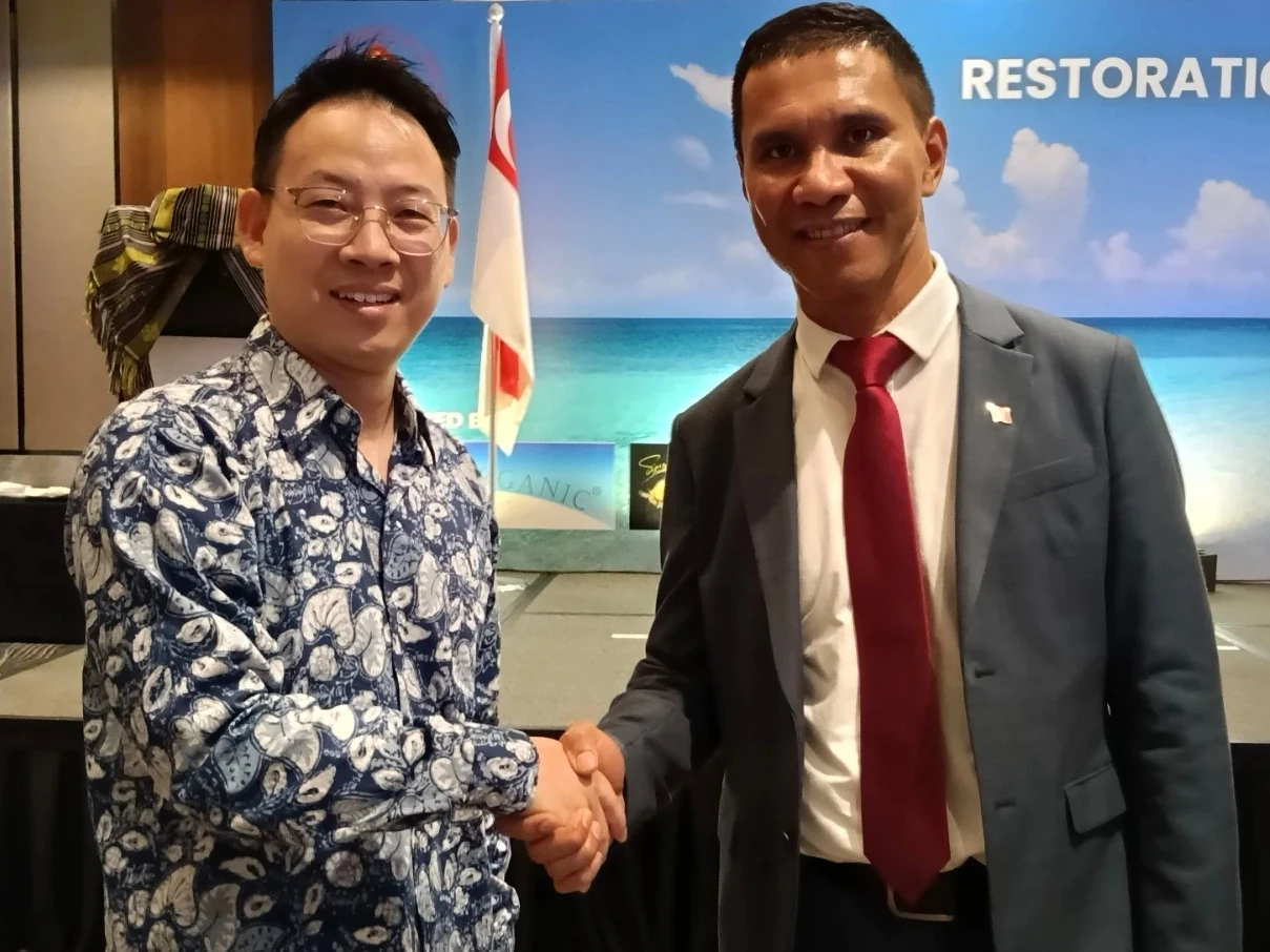 Sun Xi and Ambassador Alexandre Tilman at the Timor-Leste reception.
