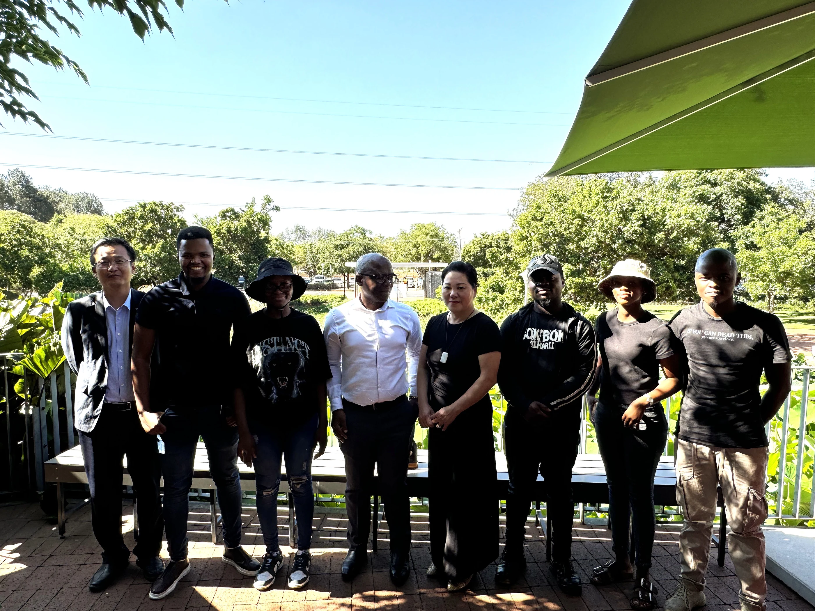 An alternate source version of the group photograph from the scholarship programme.