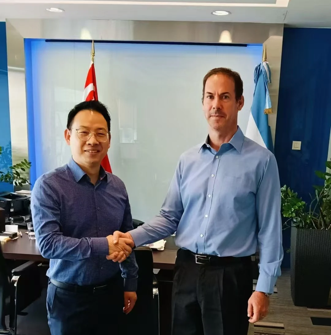 An alternate source version of the handshake photograph from the Singapore meeting.
