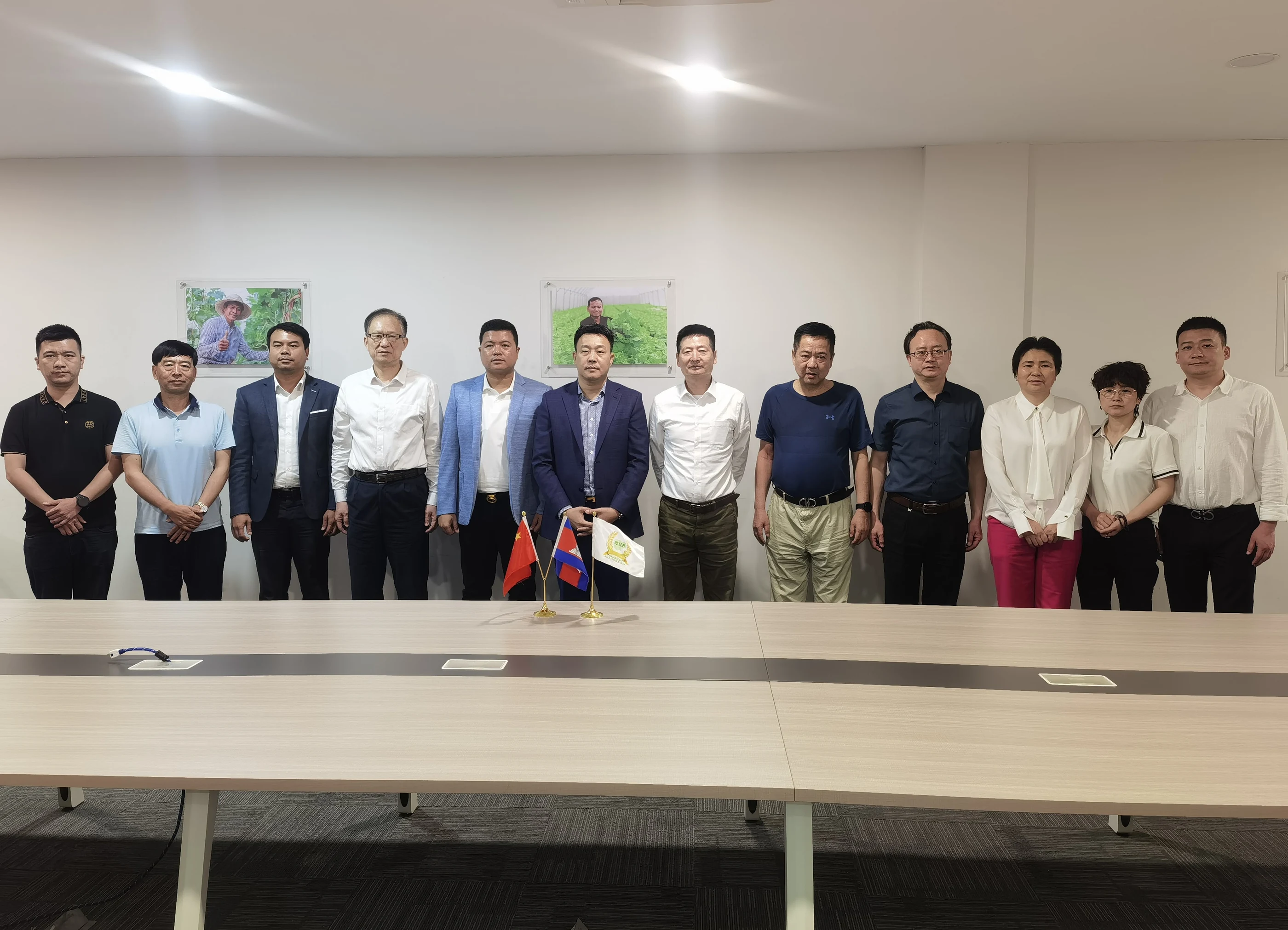 A group photograph following the rice-federation discussion.