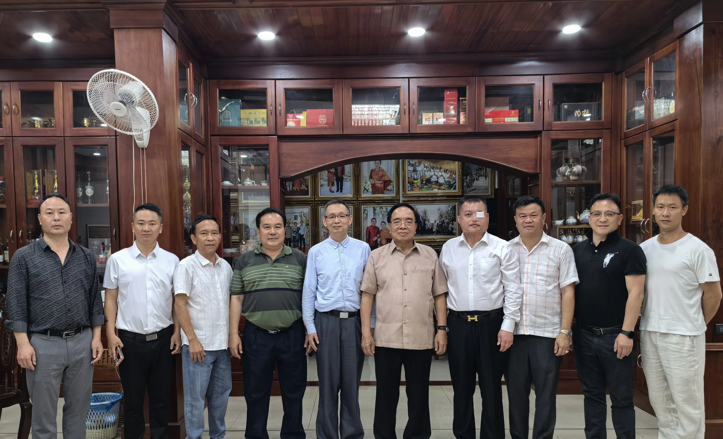 The visiting delegation and Lao counterparts gathered for a group photograph.
