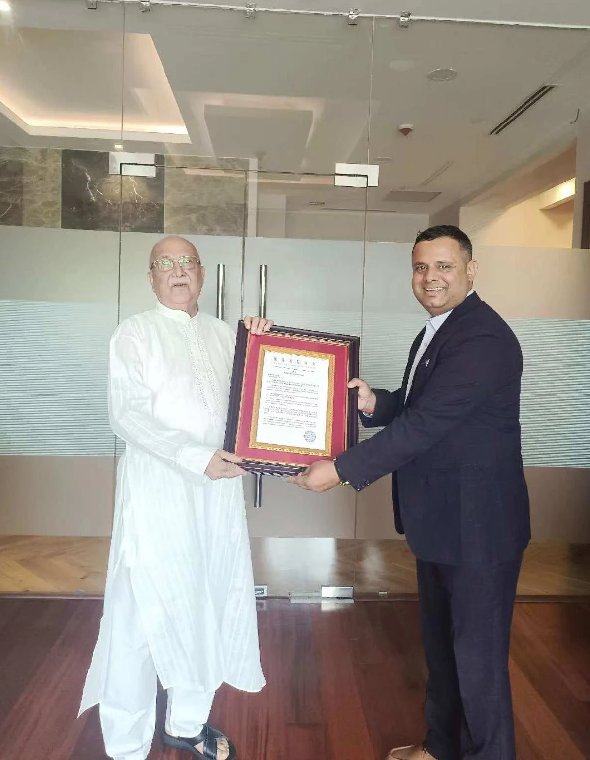 Presentation of the association’s congratulatory letter in Nepal.