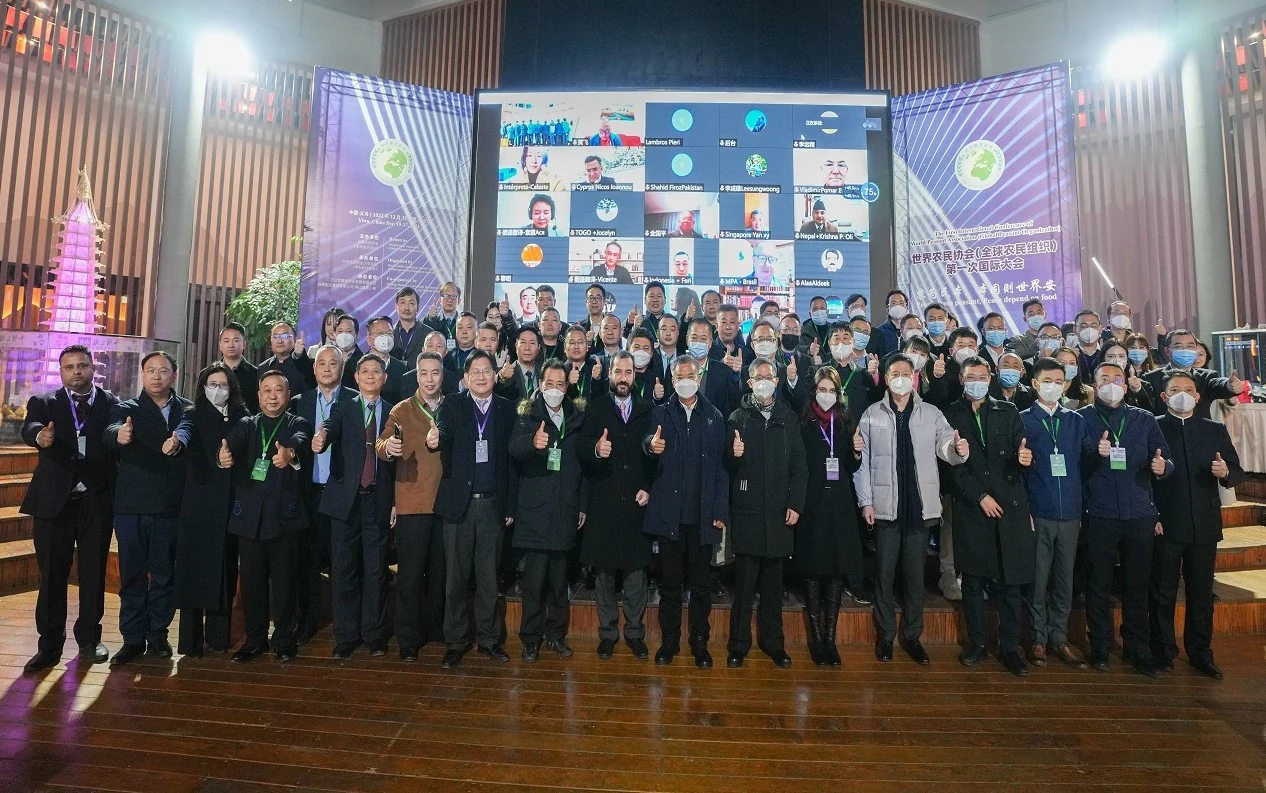Participants gathered for a group photograph at the first international conference in Yiwu.