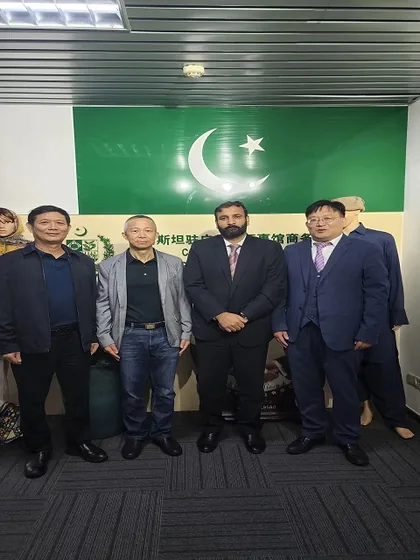 A group photograph following the consular meeting.
