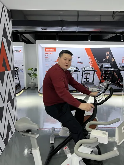 A participant examines fitness equipment during the Zhejiang itinerary.