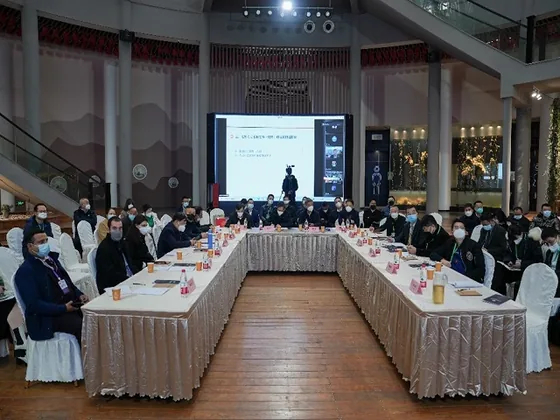 A roundtable session during the Yiwu gathering.