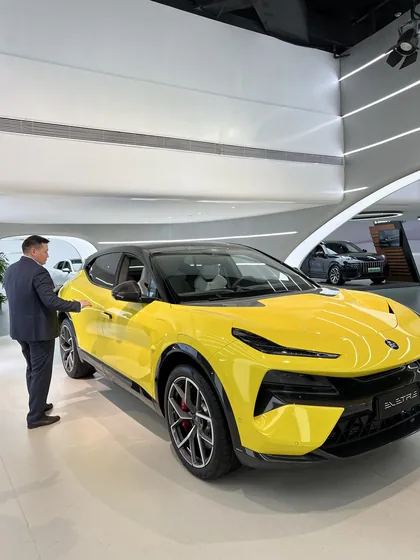 Delegates view a vehicle display during the Zhejiang enterprise visits.