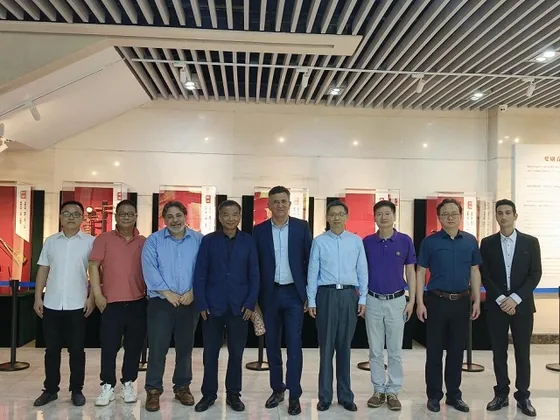 An alternate source version of the delegation’s group photograph at the Wu Opera exhibition.