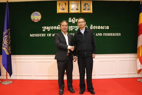 Another view of the greeting at Cambodia’s agriculture ministry.