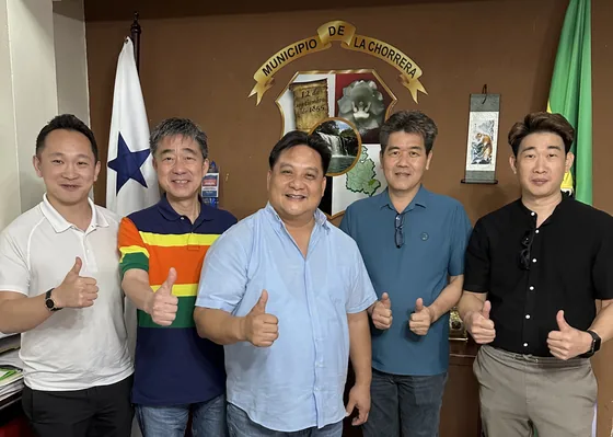 A group photograph at the Municipality of La Chorrera.