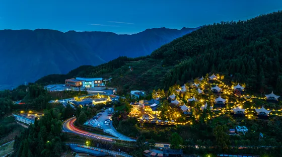 Village lights and mountain scenery in Xia Dongdong’s portfolio.