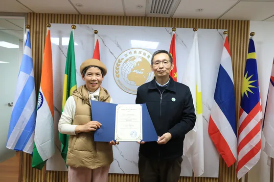 Xia Dongdong receives a certificate from Secretary General Zhang Qi.