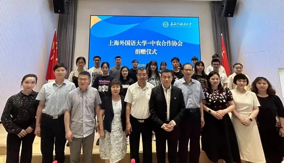 Participants and students gather for a photograph at the SISU donation ceremony.