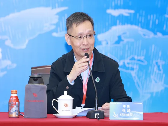 Secretary General Zhang Qi speaking at the roundtable.