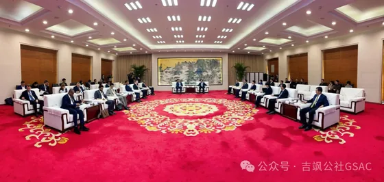 A formal exchange with the visiting forum delegation in Anhui.
