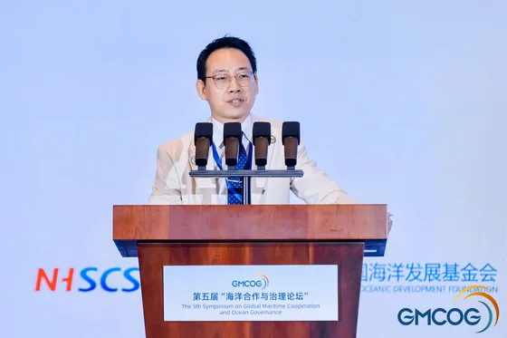 A speaker at the maritime cooperation and ocean-governance symposium lectern.
