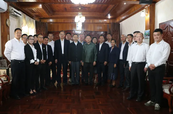 Delegation members gather for a group photograph after the meeting.