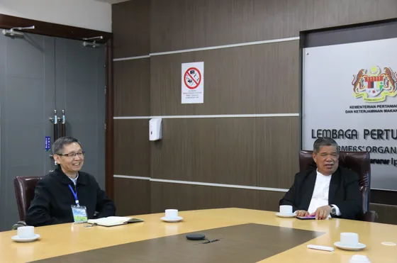Another view of the agricultural-cooperation discussion in the Malaysian meeting room.